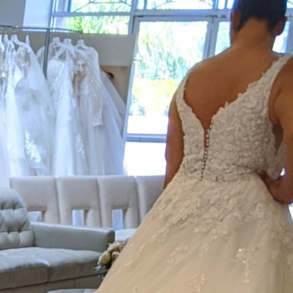 👰🏽Demetrios Princess Ballgown w/ Cathedral Train - Picture 6 of 16